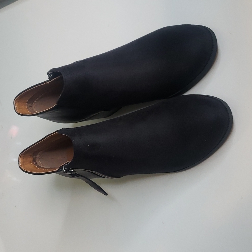 𝅺BLACK Zip Ankle Booties - Picture 3 of 11